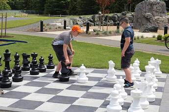 25-giant-chess-pieces-14159038906455